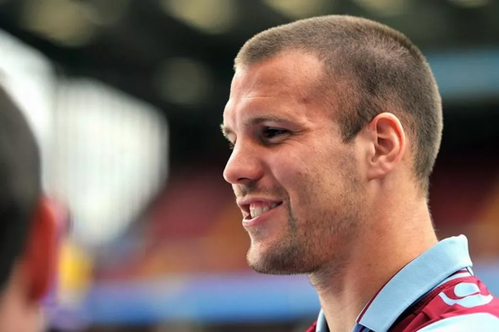 Aston Villa Sign Ron Vlaar